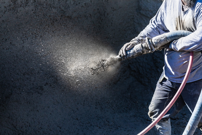 La production d'acier brut commence par le processus de réduction, où le minerai de fer réagit avec les sources de carbone à l'intérieur du haut fourneau. Le haut fourneau nécessite différents types de produits réfractaires résistants aux réactions thermomécaniques et thermochimiques.