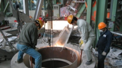 Steel-Galvanizing-Pot-Premelting-HT Saint-Gobain Foundry Solution's product offering of NORVIBE™ A 126 A dry-vibrated cement is a signature product in the market for coating pots, pre-melters, and inductor linings.