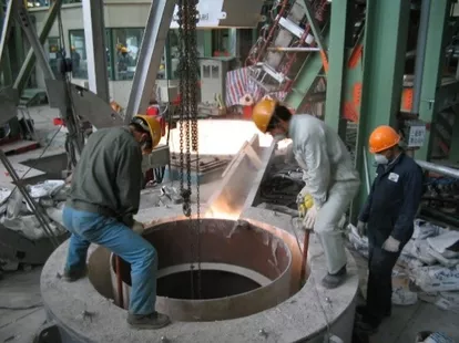 Steel-Galvanizing-Pot-Premelting-HT Saint-Gobain Foundry Solution's product offering of NORVIBE™ A 126 A dry-vibrated cement is a signature product in the market for coating pots, pre-melters, and inductor linings.